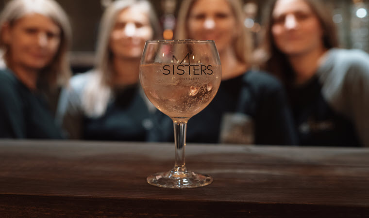 four-sisters-distillery-gin-glass